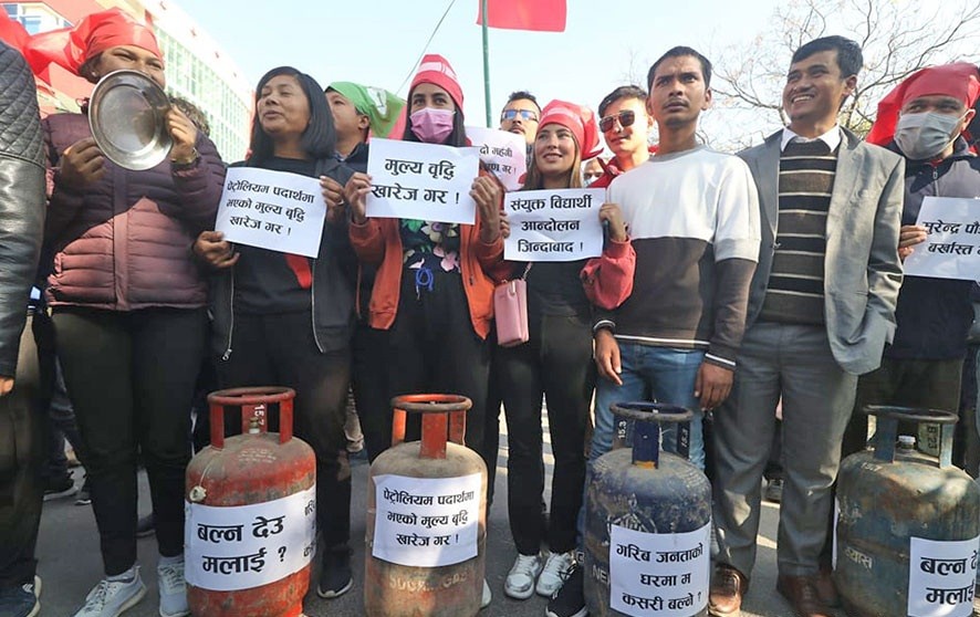 मूल्यवृद्धिको विरोधमा ग्यास सिलिण्डरसहित विद्यार्थीको  प्रदर्शन